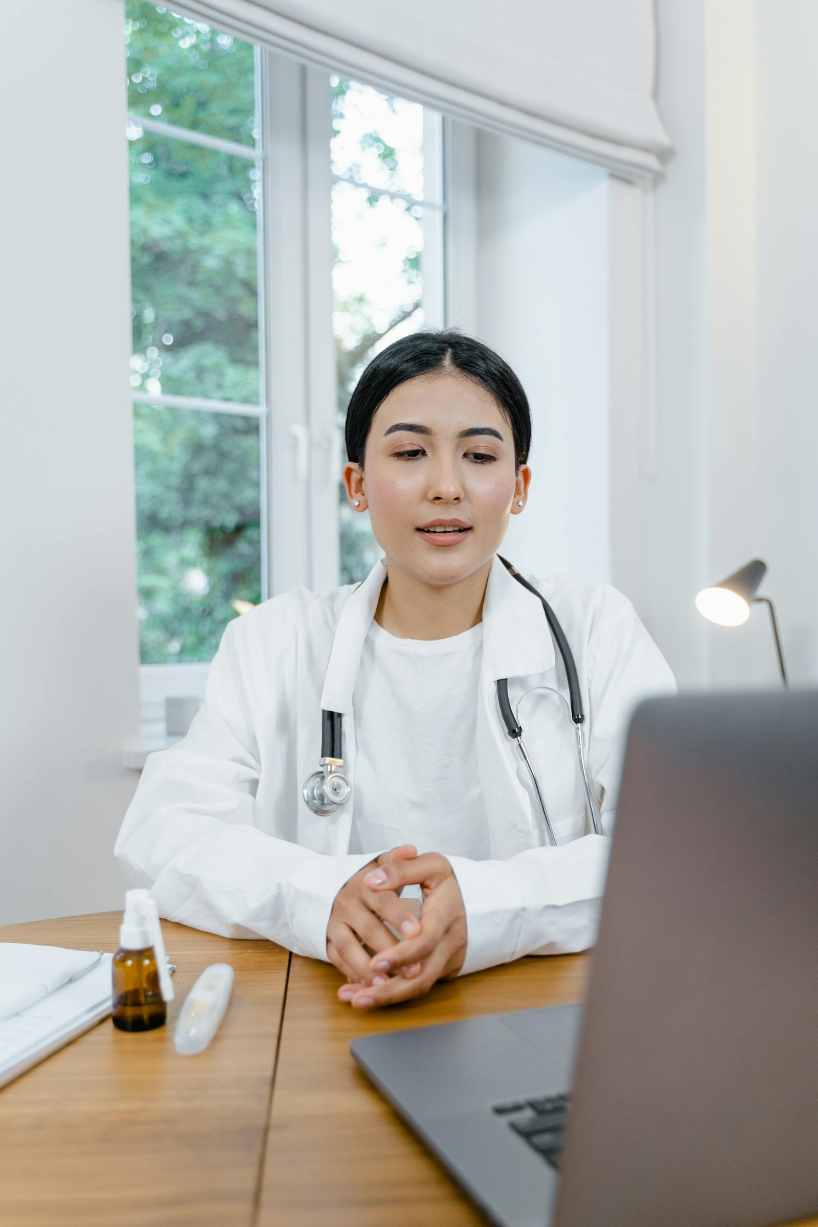 Overseas patient and family receiving medical travel support in China